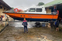 Chi cục Dự trữ Nhà nước khu vực IX tổ chức bàn giao 01 bộ xuồng cao tốc loại DT3 cho Ủy ban nhân dân thành phố Huế phục vụ công tác phòng, chống thiên tai và tìm kiếm cứu nạn. (Ảnh: CDT)