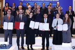 Dưới sự chứng kiến của Tổng Bí thư Tô Lâm, Bộ trưởng Tài chính Nguyễn Văn Thắng đã trao các văn kiện hợp tác với các đối tác nước Anh.