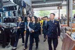 Cơ quan thuế tăng cường tuyên truyền, hỗ trợ hộ kinh doanh tại các chợ truyền thống trong lộ trình thực hiện chính sách thuế mới.