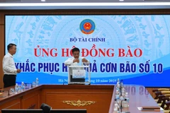 Bộ trưởng Tài chính Nguyễn Văn Thắng ủng hộ đồng bào bị thiệt hại.