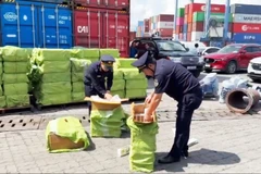 Lực lượng chức năng phát hiện hơn 84.000 bao thuốc lá điếu nhãn hiệu Marlboro được cất giấu tinh vi bên trong 2 bồn thép rỗng. (Ảnh: CHQ)