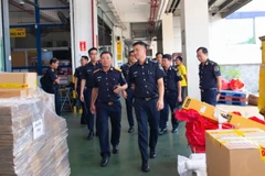 Từ 1/8, cơ quan Hải quan sẽ chính thức triển khai thu thuế giá trị gia tăng tự động trên hệ thống đối với hàng hóa nhập khẩu có giá trị thấp (dưới 1 triệu đồng) gửi qua dịch vụ chuyển phát nhanh. (Ảnh: CHQ)