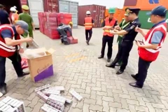 Các đối tượng vi phạm sử dụng nhiều thủ đoạn tinh vi để vận chuyển thuốc lá lậu. (Ảnh: CHQ)