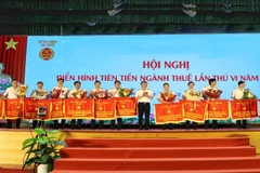 Cục trưởng Mai Xuân Thành trao tặng Cờ thi đua của Bộ Tài chính cho các tập thể xuất sắc của ngành Thuế. 