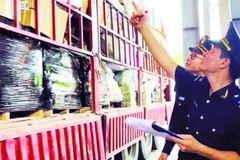 Hải quan triển khai trực 24/7 để giải quyết nhanh thủ tục thông quan hàng hóa xuất khẩu, nhập khẩu trong đợt cao điểm sát Tết.