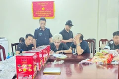 Các đối tượng thực hiện vận chuyển ma túy bằng hình thức đóng gói hàng hóa là ma túy cần sa trong các thùng bánh kẹo. (Ảnh: CHQ)