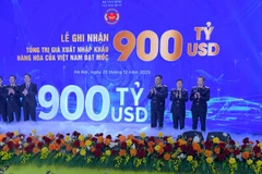 Lãnh đạo Bộ Tài chính, Cục Hải quan tại Lễ ghi nhận tổng giá trị xuất nhập khẩu hàng hóa cán mốc 900 tỷ USD. (Ảnh: MINH PHƯƠNG)