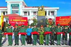 Nghi thức cắt băng khánh thành công trình tượng đài “Bác Hồ với chiến sĩ Biên phòng” tại Đồn Biên phòng Nhà Mát, chiều 22/12.