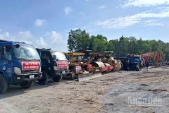 Thiết bị, máy móc tập kết cho việc thi công công trình thuộc Dự án đường vành đai trong và vành đai ngoài tại Cà Mau.