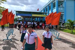 Học sinh Trường tiểu học 5 Sông Đốc vui mừng khi tương lai có trường mới đạt chuẩn.