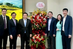 Đại diện lãnh đạo Bộ Tư pháp tặng lẵng hoa chúc mừng Học viện Chính trị quốc gia Hồ Chí Minh. 