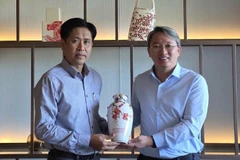 Bộ trưởng Tư pháp Lào và Bộ trưởng Tư pháp Việt Nam tại buổi gặp.