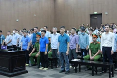 Các bị cáo nghe Hội đồng xét xử tuyên án.