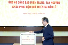 Chánh án Tòa án nhân dân tối cao Nguyễn Văn Quảng ủng hộ đồng bào vùng lũ.