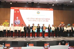 Chánh án Tòa án nhân dân thành phố Hà Nội cùng các lãnh đạo tòa chúc mừng hai tân Phó Chánh án.