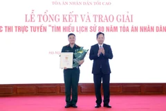 Lãnh đạo Tòa án nhân dân tối cao trao giải Nhất cho thí sinh Đặng Anh Tú.