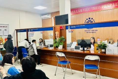 Người dân làm thủ tục hành chính tại phường Định Công, thành phố Hà Nội.
