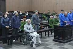 Các bị cáo nghe đại diện Viện Kiểm sát luận tội.