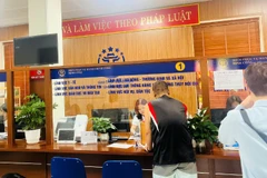 Người dân đến làm thủ tục hành chính tại Ủy ban nhân dân phường Định Công, thành phố Hà Nội.
