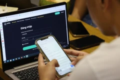 Người dân đăng ký đấu giá tài sản trực tuyến. 