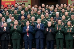 Tổng Bí thư Tô Lâm và các đồng chí lãnh đạo Đảng, Nhà nước với các đại biểu tham dự cuộc gặp mặt. (Ảnh: ĐĂNG KHOA)