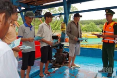 Bộ đội Biên phòng Đồng Tháp tuyên truyền về công tác chống khai thác IUU trên địa bàn. (Ảnh: ĐOÀN PHÁT)