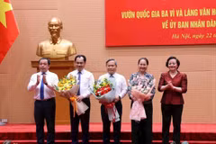 Bí thư Thành ủy Trần Đức Thắng và Phó Thủ tướng Phạm Thị Thanh Trà chúc mừng các đơn vị. (Ảnh: Đình Hiệp)
