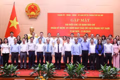 Lãnh đạo thành phố Hà Nội chụp ảnh lưu niệm với đại diện các cơ quan báo chí. 