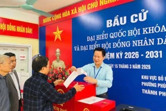 Lãnh đạo phường Phúc Lợi kiểm tra cơ sở vật chất tại các khu vực bỏ phiếu trên địa bàn. 