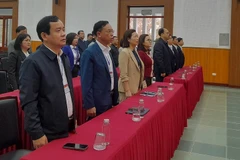 Đội ngũ cán bộ phường Long Biên thực hiện nghi thức chào cờ và sinh hoạt dưới cờ.