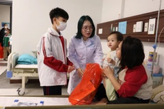 Chương trình thiện nguyện “Tết sẻ chia năm 2026” được tổ chức nhằm mang không khí ấm áp đầu Xuân, động viên tinh thần các bệnh nhi đang điều trị nội trú, đồng thời lan tỏa giá trị nhân ái trong môi trường giáo dục.