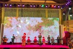 Tại Hội Xuân Bính Ngọ năm 2026, bên cạnh các hoạt động trải nghiệm là chuỗi chương trình nghệ thuật và giao lưu quốc tế sôi nổi như: “Vinh quang mùa Xuân có Đảng”, giao lưu văn hóa Việt Nam-Hàn Quốc, Việt Nam-Ấn Độ, “Mã đáo Xuân”...