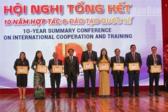 Bộ Giáo dục và Thể thao Lào tặng giấy khen cho 2 tập thể và 6 cá nhân có thành tích xuất sắc trong việc đào tạo nguồn nhân lực cho nước Cộng hòa dân chủ Nhân dân Lào.