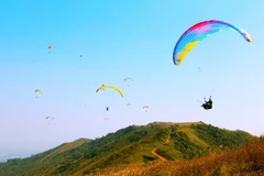Đồi Bù là điểm chơi dù lượn hiếm hoi ở Thủ đô.