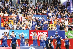 Người hâm mộ sân Tây Hồ phấn khích trước màn lội ngược dòng của Hanoi Buffaloes.