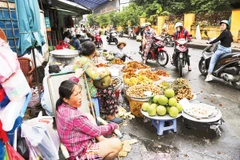 Tình trạng buôn bán tự phát ảnh hưởng không nhỏ đến mỹ quan đô thị. Ảnh: Minh Lê