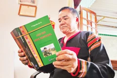 Nhà nghiên cứu Y Thịnh Bon Jôc Ju với cuốn sách “Lịch sử Văn hóa Mơ Nông”.