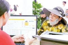 Nhờ áp dụng công nghệ, quá trình giải quyết thủ tục hành chính cho người dân được rút gọn và thuận lợi hơn. Ảnh: Hữu Hạnh