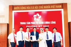 Lãnh đạo Ủy ban nhân dân phường Mỹ Hào (Hưng Yên) trao Giấy chứng nhận kết hôn cho cặp đôi đăng ký kết hôn tại Trung tâm.