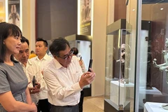 Các đại biểu tham quan trưng bày (Ảnh Kim Loan)