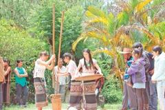 Du khách trải nghiệm các sinh hoạt đời thường của người dân.