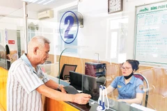Hành khách mua vé tàu tại ga Vinh.