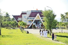 Du khách tham quan Di tích Tây Sơn Thượng đạo.