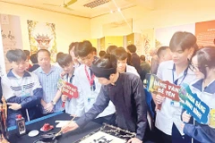 Nhiều bạn trẻ hào hứng tham gia các hoạt động tại Triển lãm “Văn Miếu - Quốc Tử Giám với truyền thống khoa bảng Ninh Bình”.