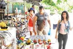 Du khách tham quan làng nghề thủ công ở Hội An.