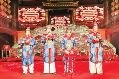 Biểu diễn nhạc cung đình tại nhà hát Duyệt Thị Đường (nằm giữa Hoàng thành Huế). Đây là nhà hát cổ nhất của Việt Nam, được xây dựng dưới thời Vua Minh Mạng vào năm 1826. Ảnh: Khiếu Minh