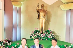 Nghệ sĩ Nguyễn Xuân Huy trao cây đàn violin bằng sứ cho lãnh đạo Sở Văn hóa, Thể thao và Du lịch tỉnh Lâm Đồng.