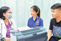 Tư vấn, khám sức khỏe tiền hôn nhân cho thanh niên.