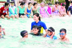 Càng nhiều lớp học bơi được tổ chức thường xuyên, mức độ an toàn dành cho trẻ em sẽ càng được nâng cao. Ảnh: Minh Tân