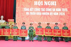Lãnh đạo Bộ Công an tặng Cờ thi đua cho các tập thể tại hội nghị.